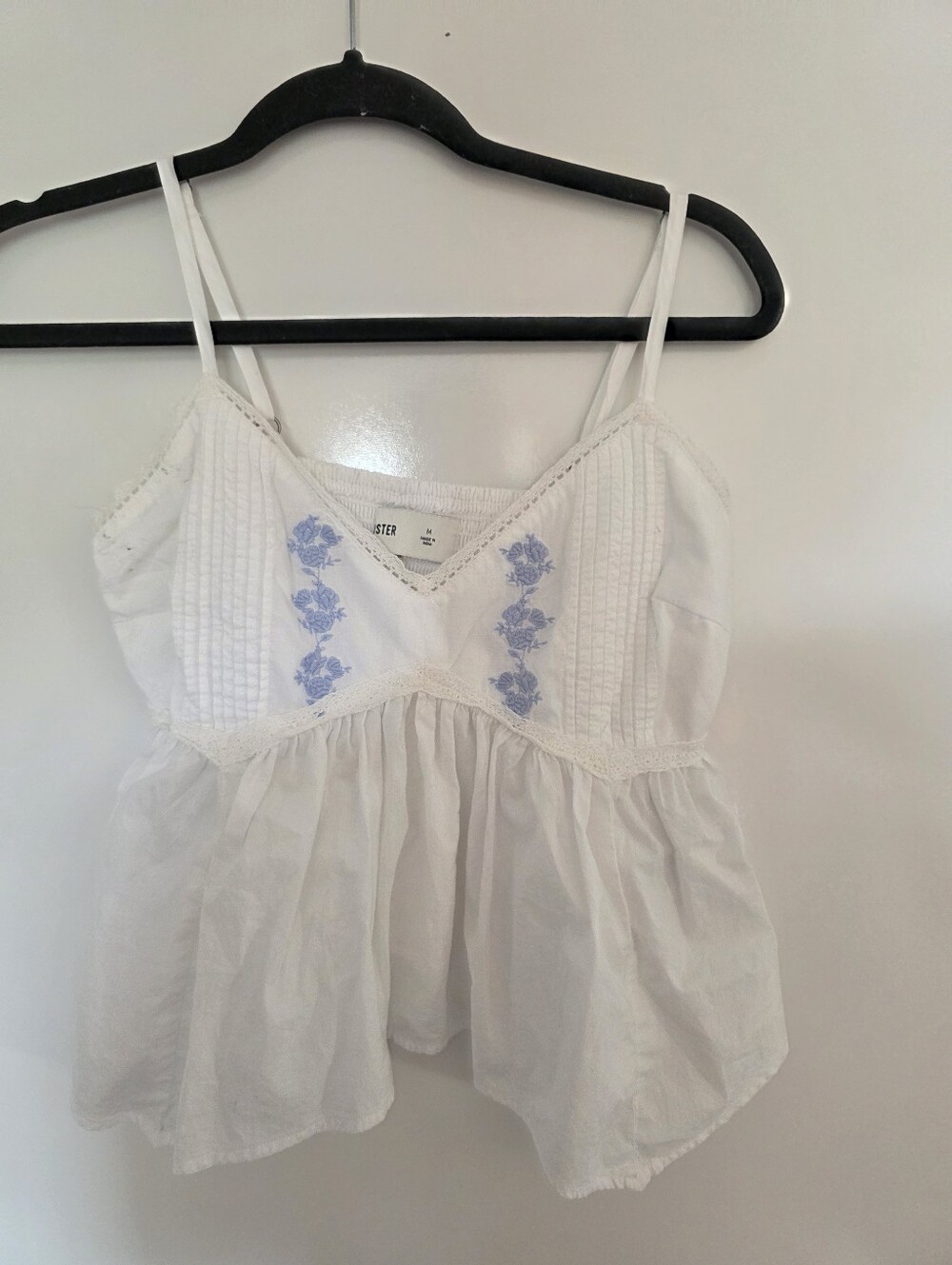 Hollister Womens White Embroidered Flowers babydoll cami top M Handkerchief Hem